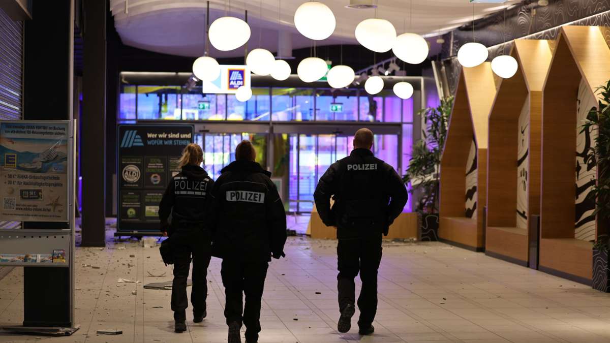 Polizei sucht Zeugen in Esslingen: Unbekannte sprengen Geldautomat im Neckar Center