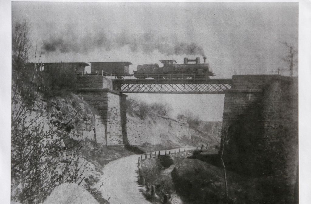 Ein Personenzug dampft um 1910 auf der Glemsbrücke bei Höfingen (Kreis Böblingen). Es ist eine der ersten Fotografien eines fahrenden Zugs.