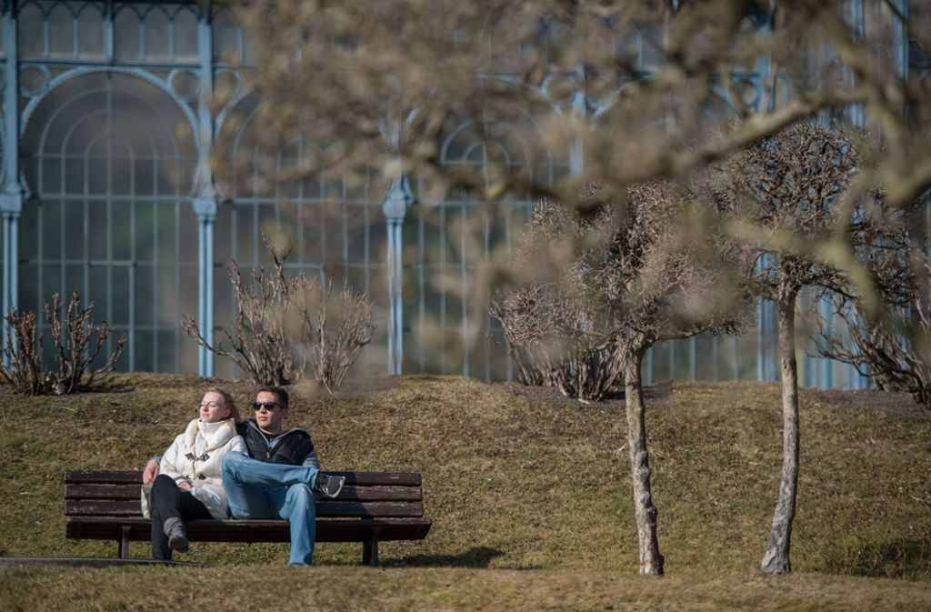 Ein junges Paar genießt in der Wilhelma in Stuttgart die Sonne.