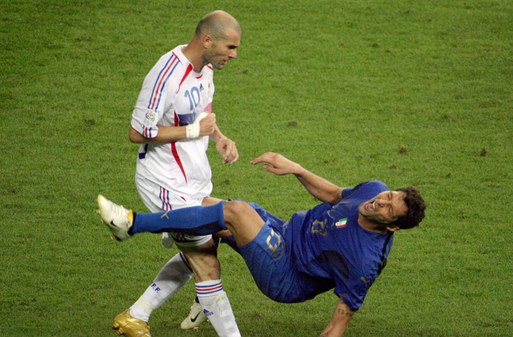 Die 109. Spielminute, alles ist offen im WM-Endspiel 2006 zwischen Italien und Frankreich. Doch dann sieht Kapitän Zinedine Zidane in seinem letzten Spiel für die „Equipe Tricolore“ rot, haut mit einem Kopfstoß den Italiener Marco Materazzi um. Zidane muss vom Platz, Frankreich verliert im Elfmeterschießen. Die entsetzte Fußball-Öffentlichkeit ist ratlos: Was hat Zidane getrieben? Heute wissen wir, was den Ausraster provoziert hat. Materazzi gab zu, Zidanes Schwester als Nutte bezeichnet zu haben.