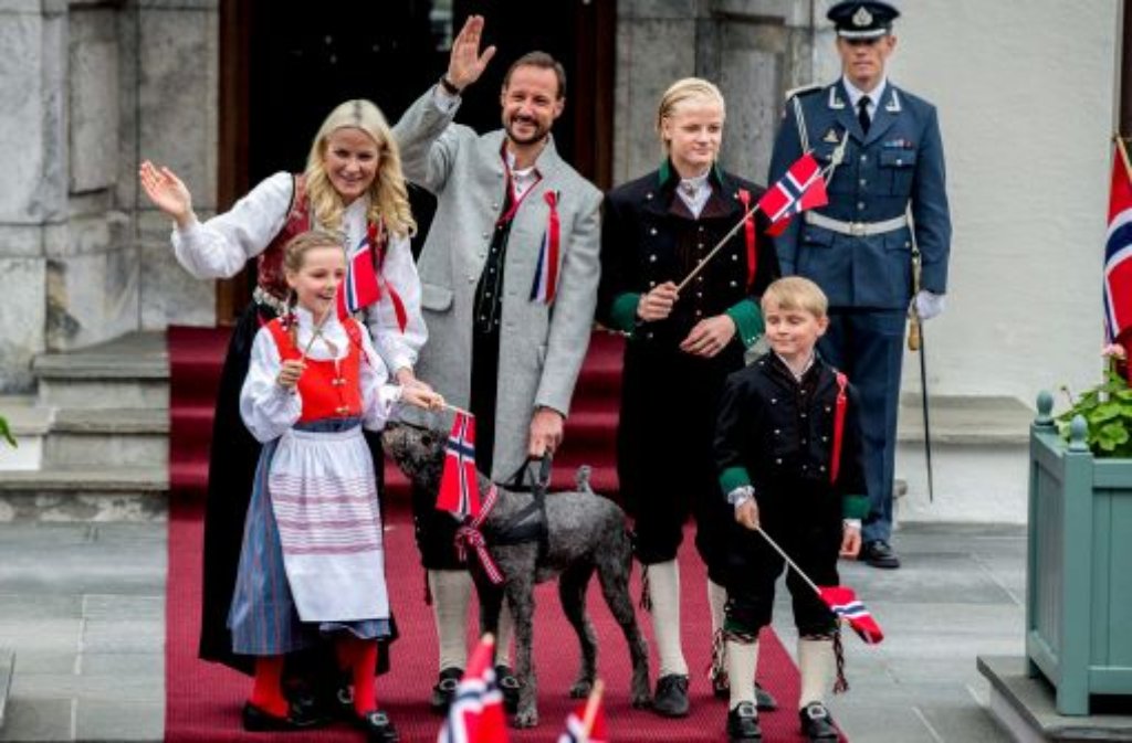 Zwischen den royalen Hochzeiten zeigen sich Prinzessin Ingrid Alexandra, Kronprinzessin Mette-Marit, Kronprinz Haakon, Marius Hoiby und Prinz Sverre Magnus (von links) bei den Feierlichkeiten zum Nationalfeiertag am 17. Mai sichtlich entspannt in traditioneller norwegischer Kluft.