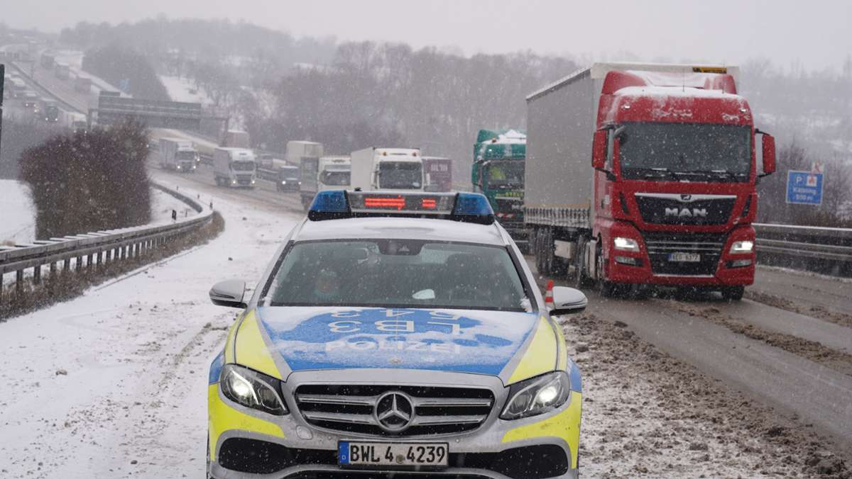 Glätteunfall auf der A81 bei Mundelsheim: Opel-Fahrerin kracht gegen Lkw und verursacht langen Stau