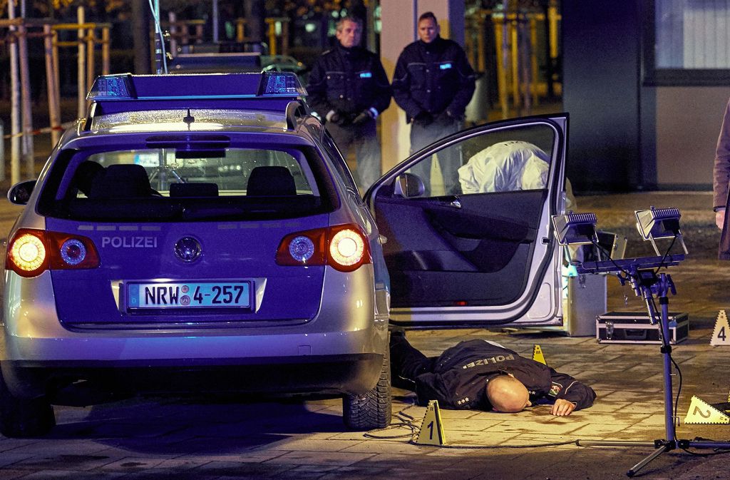 Zwei Polizisten wurden erschossen, mitten in Dortmund. Die Kommissare Faber (Jörg Hartmann, 2.v.r.) und Bönisch (Anna Schudt, r.) werden nachts zum Tatort gerufen.