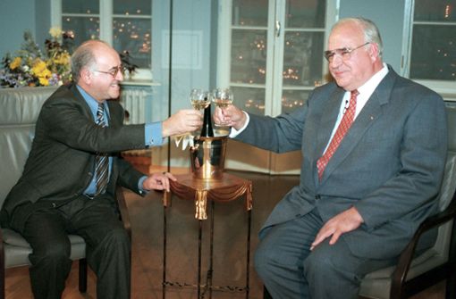 Alfred Biolek mit dem wuchtigen Helmut Kohl, der ihm sein offenbar sehr wirkungsvolles Puddingrezept verriet. Foto: dpa/Roland Scheidemann