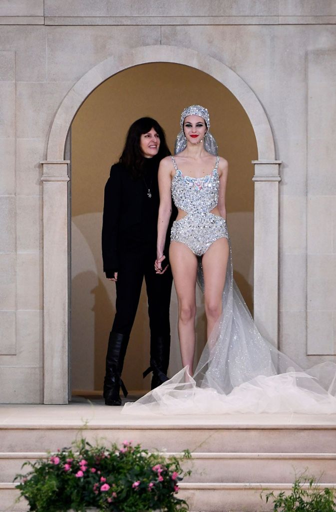 Der 85-Jährige überließ es am Dienstagmorgen seiner engen Mitarbeiterin Virginie Viard (links), in Paris die Haute-Couture-Schau für die Frühlings- und Sommerkollektion zu präsentieren. Eine Chanel-Sprecherin sagte der Zeitschrift „Women’s Wear Daily“, Lagerfeld habe sich „heute Morgen erschöpft gefühlt“.