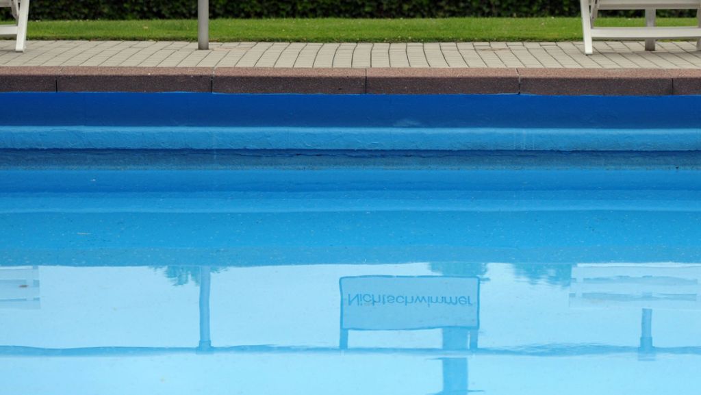 Schwimmbad in Miltenberg: Spielende Kinder verletzen Frau mit Rugby schwer am Auge