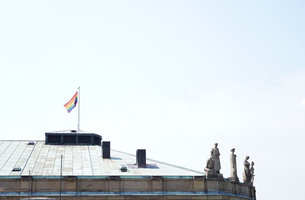 Auf dem Dach des Stuttgarter Opernhauses weht nun die Rainbow-Fahne.