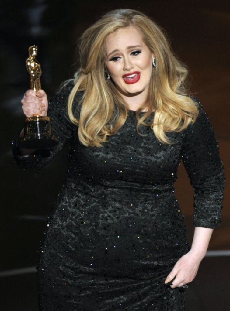 Zurest konnte sie es gar nicht fassen: Sängerin Adele ist zu Tränen gerührt.