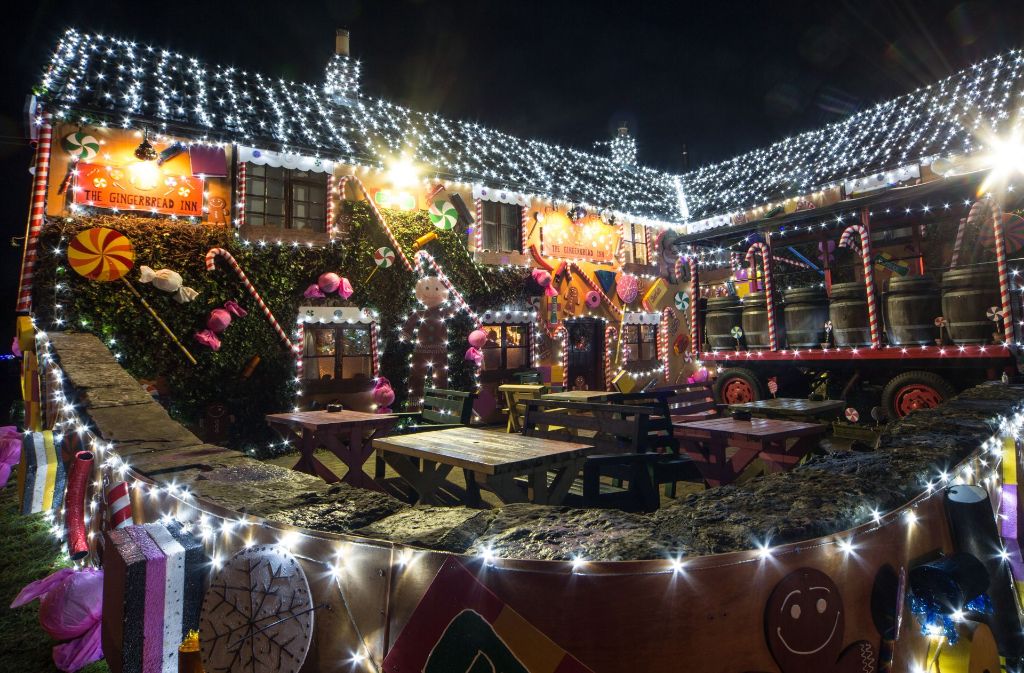 Das „Queen Victoria Inn“ in der Stadt Priddy in der Grafschaft Somerset im Südwesten Englands erstrahlt in weihnachtlichem Glanz. Am Donnerstag lud Eigentümer Mark Walton zum offiziellen „Light-Up“ – also zum Anschalten der Lichter.