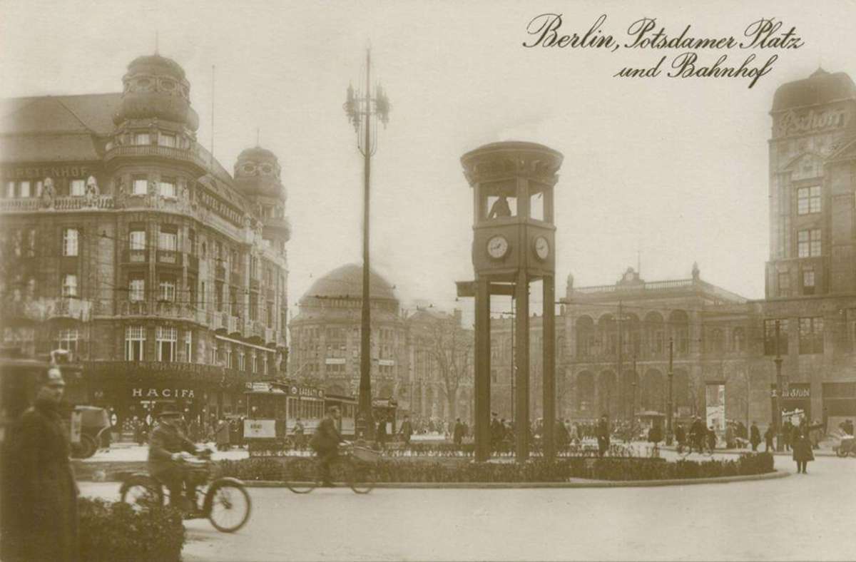 Die erste Ampel Deutschlands: Die historische Straßenszene aus den 1930er Jahren zeigt den Ampelturm mit Kabine auf dem Potsdamer Platz. Dort saß ein Polizist und steuerte das Signal per Hand.