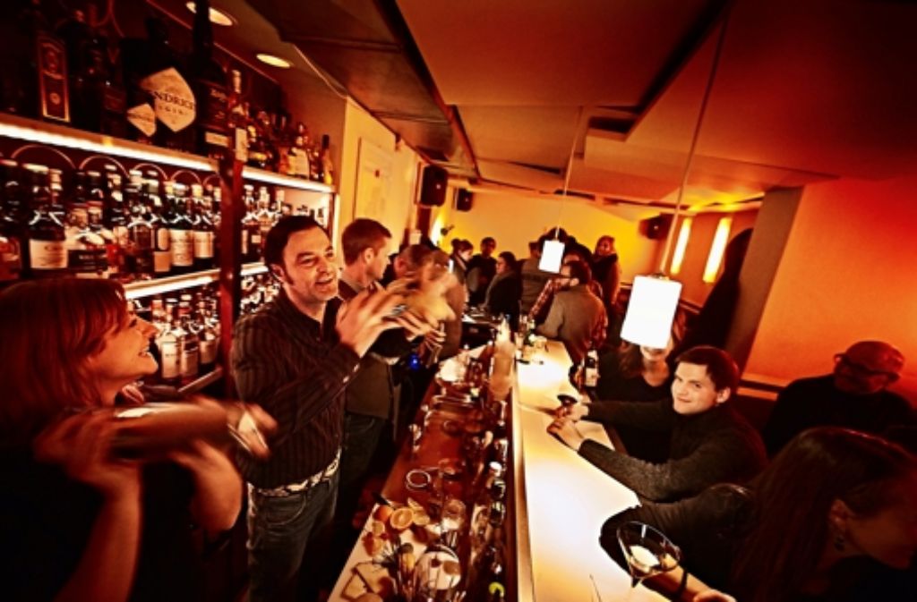 Bleibt freundlich, so lange man keinen Red Bull bestellt: Ralf Groher, zweiter von links, bei der Geschmacksvermittlung im Cocktail-Kleinod „Die Bar“. Foto: Heinz Heiss