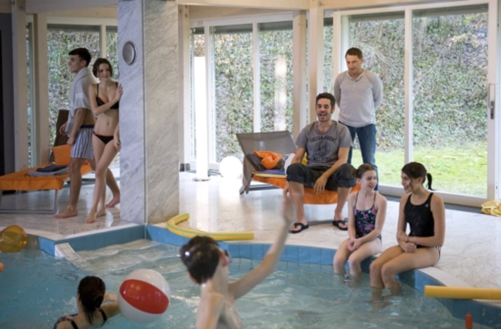 Lannert beobachtet den wöchentlichen Ausflug von Jugendhausleiter Sven Vogel (Tobias Oertel) und den Jugendlichen von Klaus’ Haus in den privaten Pool ihres Förderers.