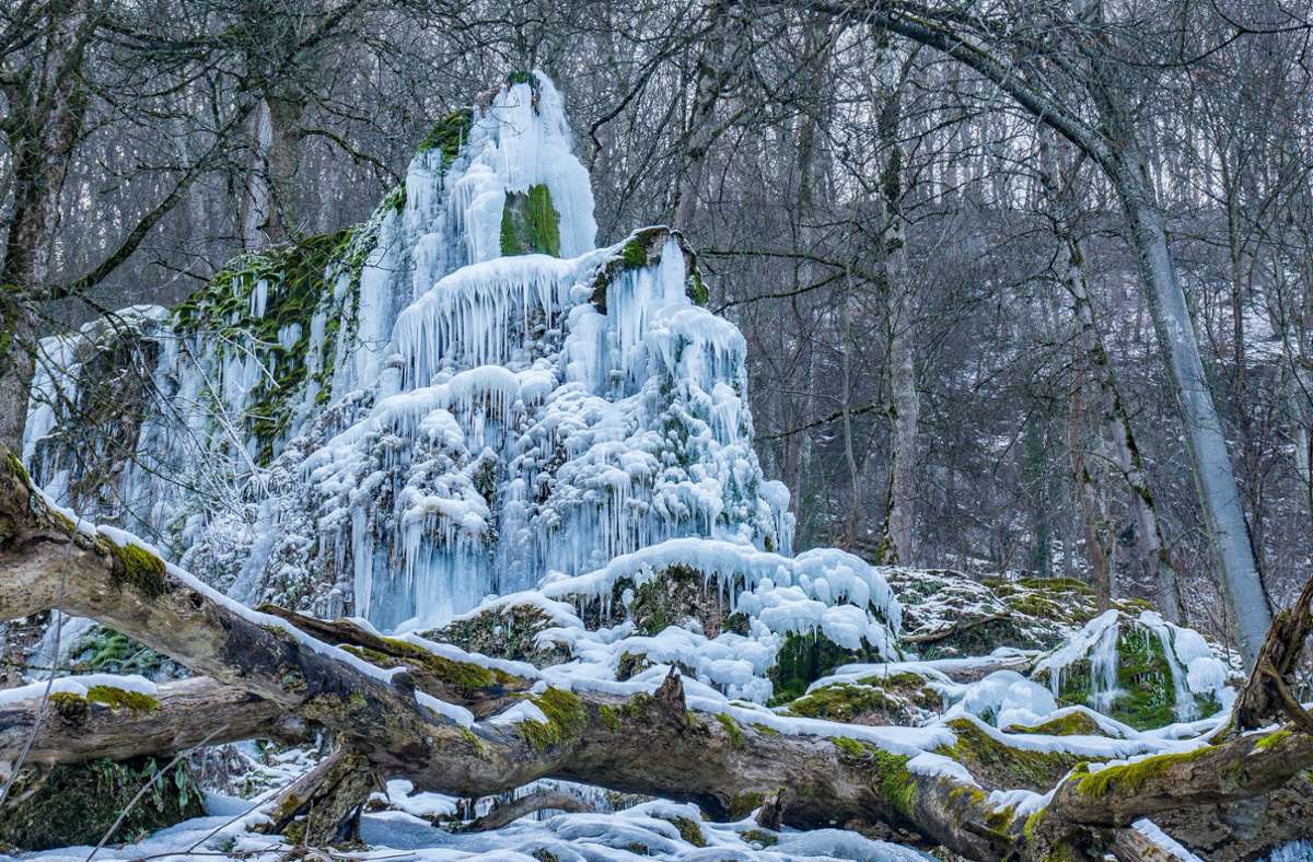 Kunstwerk aus Eis: der Gütersteiner Wasserfall bei Bad Urach.