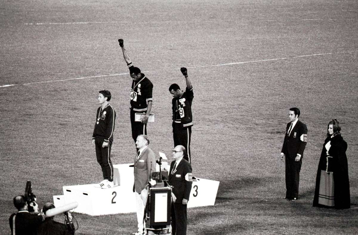 Inmitten der Bürgerrechtsbewegung erreicht der afroamerikanische Kampf für Gleichberechtigung auch den Sport: Tommie Smith und John Carlos sorgen bei Olympia 1968 mit der „Black Power“-Geste für Aufsehen.