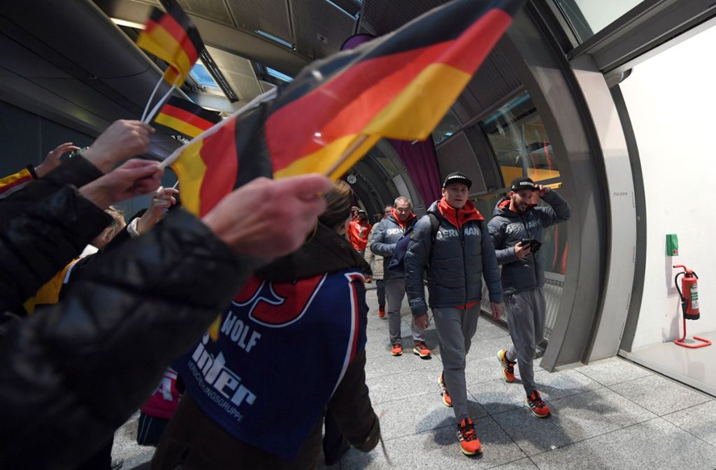 Die deutsche Eishockeymannschaft wird von Fans frenetisch begrüßt.