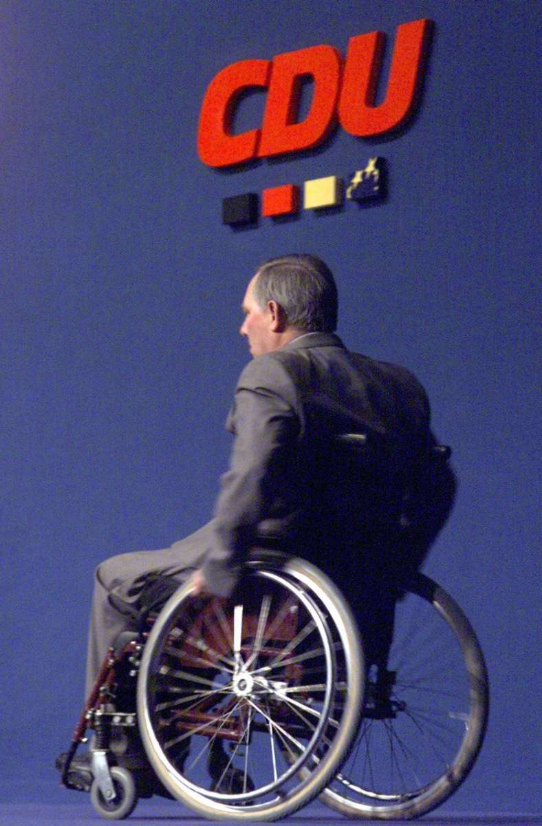 Der damals scheidende CDU-Vorsitzende Schäuble verlässt am 10. April 2000 beim CDU-Bundesparteitag in Essen das Podium. Seit dem Anschlag auf ihn ist er vom dritte Brustwirbel an abwärts gelähmt und auf einen Rollstuhl angewiesen.