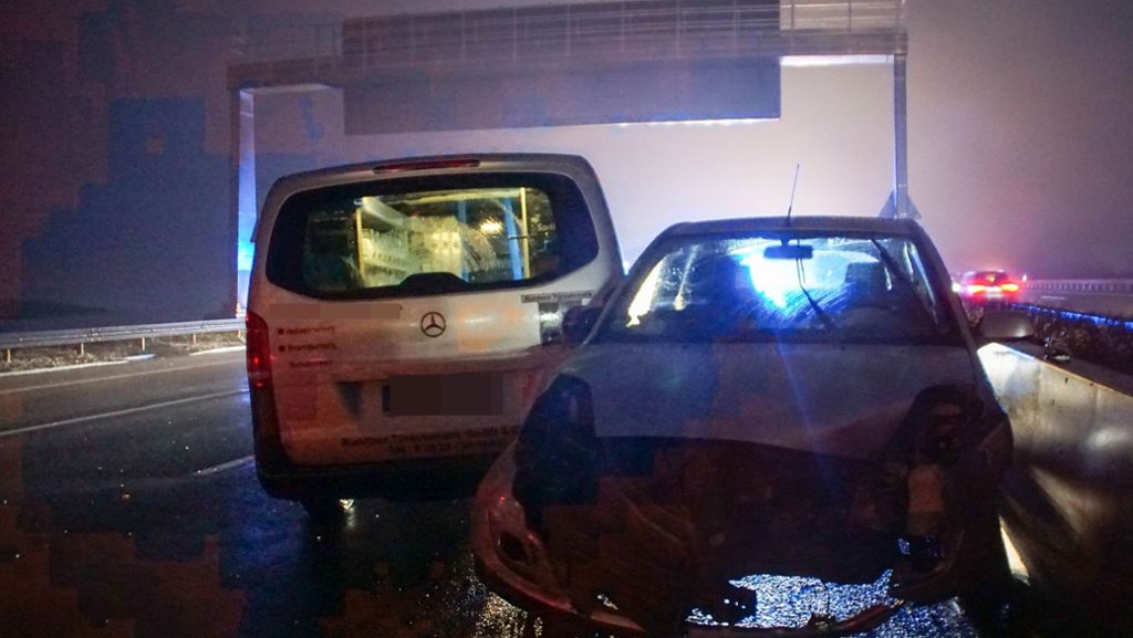 Unfall auf der A8 bei Rutesheim: Autofahrerin verletzt, Polizei sucht Verursacher