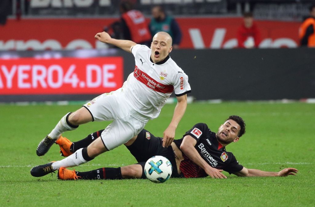 Nichts zu holen gibt es für den VfB in der Hinrunde vor 24 632 Zuschauern in Leverkusen. Hier kommt VfB-Mittelfeldspieler Santiago Ascacibar (li.) im Zweikampf mit dem zweifachen Torschützen Kevin Volland zu Fall.