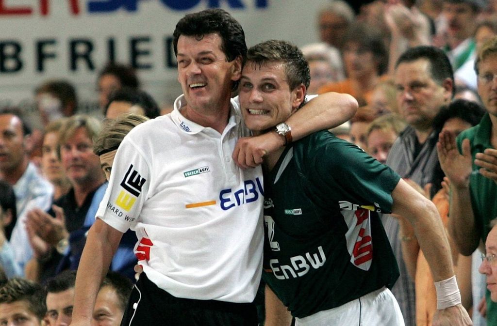 Haben so etwas wie eine Vater-Sohn-Beziehung: Petkovic und Kraus jubeln beim 33:26-Heimsieg 2005 gegen den HSV Hamburg.