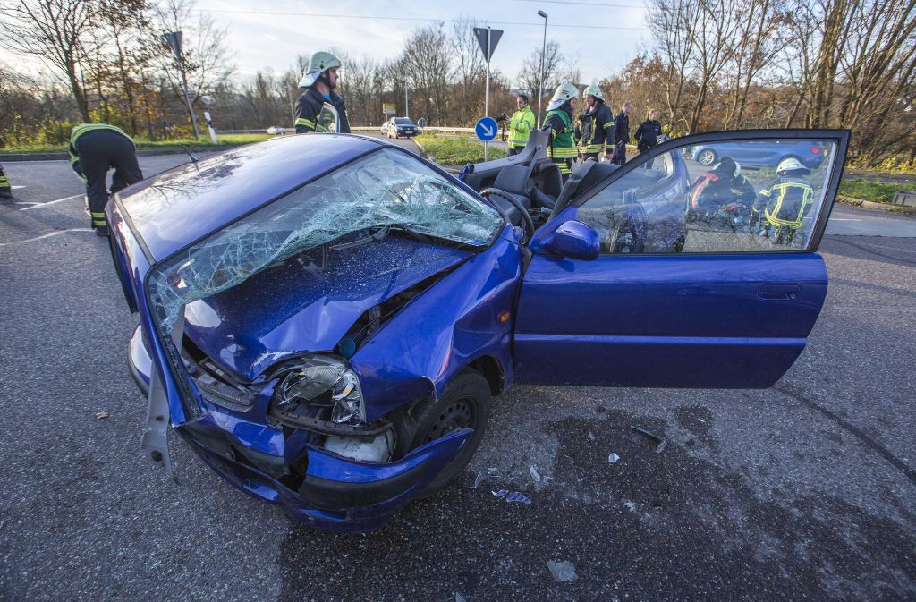Das Dach des Opels musste entfernt werden, um den Fahrer aus dem Fahrzeug zu befreien.