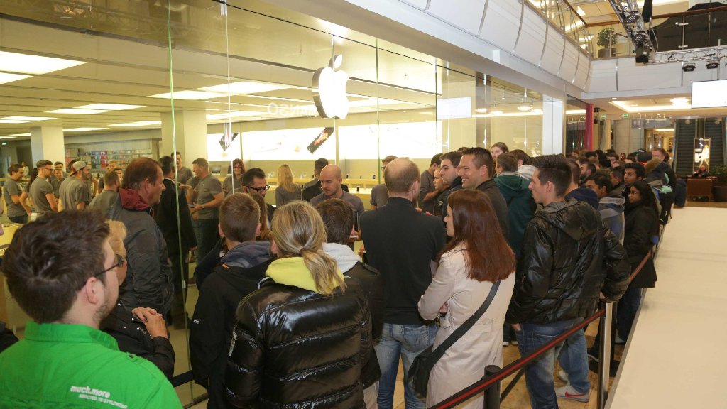 Apple Store in Sindelfingen: Hunderte warten auf das neue iPhone 6S