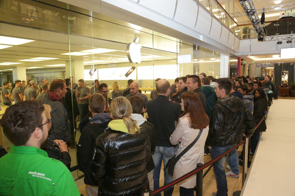 Anstehen für das neue iPhone 6S: Im Breuningerland in Sindelfingen hatte sich am Freitagmorgen schon lange vor der Ladenöffnung eine Menschenschlange gebildet.