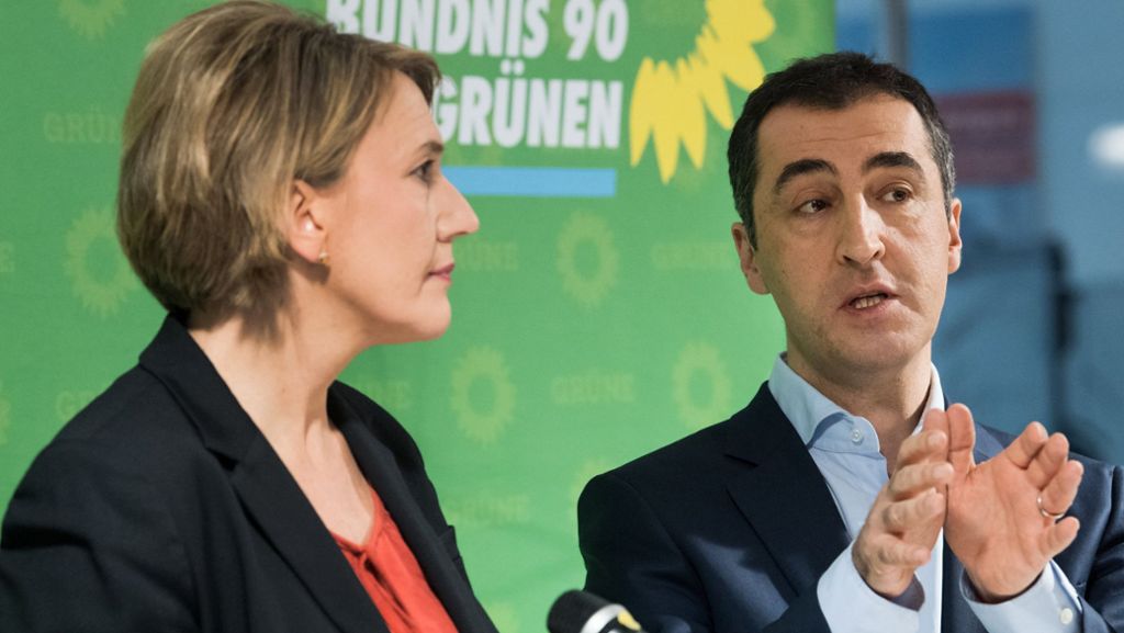  Um demonstrative Einigkeit bemüht definieren die Grünen-Vorsitzenden Özdemir und Peter Leitlinien für den Wahlkampf und rote Linien für die Koalitionsbildung. Allerdings fällt die Abgrenzung gegenüber Schwarz-Grün scharfkantiger aus als die gegen Rot-Rot-Grün. 