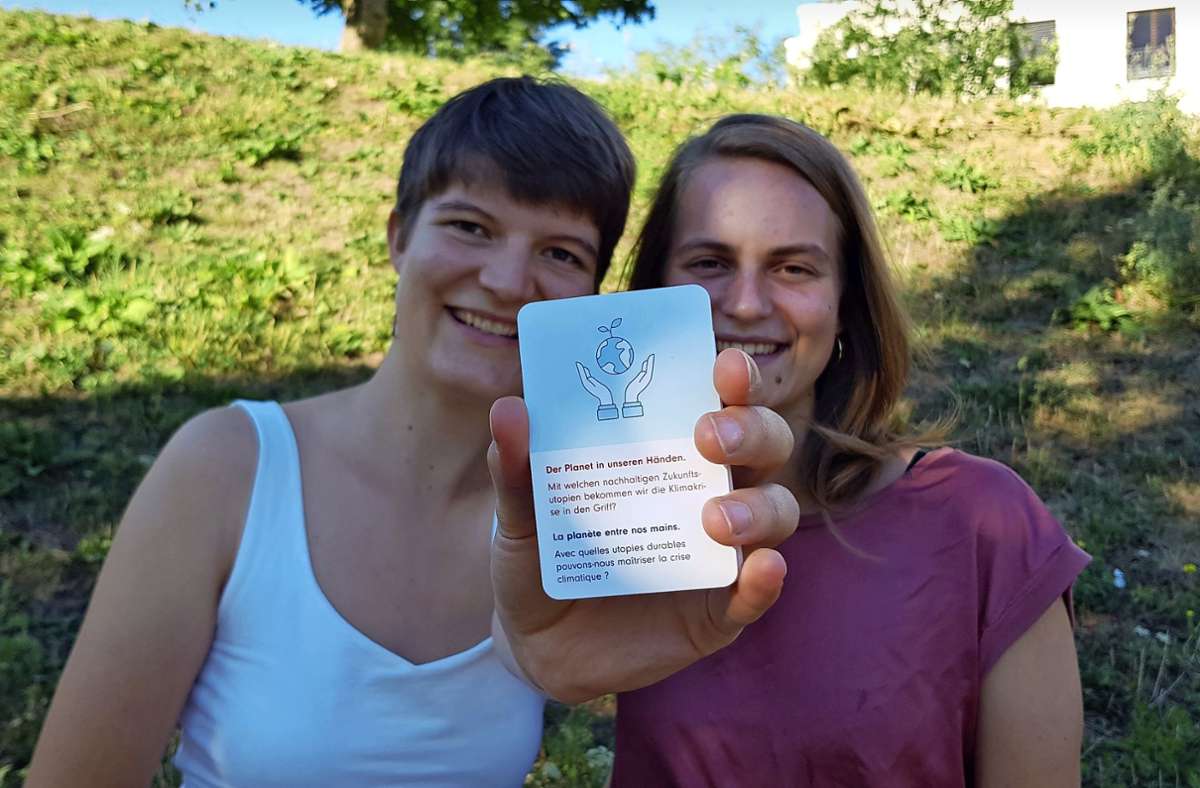 Zwei Frauen, ein Kartenspiel, viele Utopien: Miriam Kinzl und Hannah Jäger (rechts) Foto: privat/Hannah Jäger