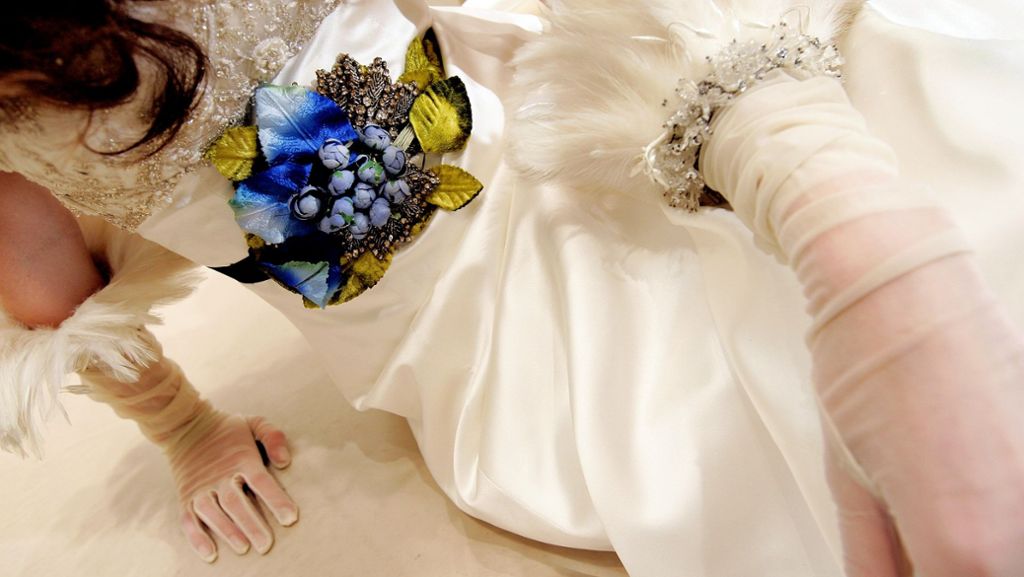 Kleinanzeigen: Verkaufe Brautkleid ungetragen – Zerplatzer Traum in Weiß