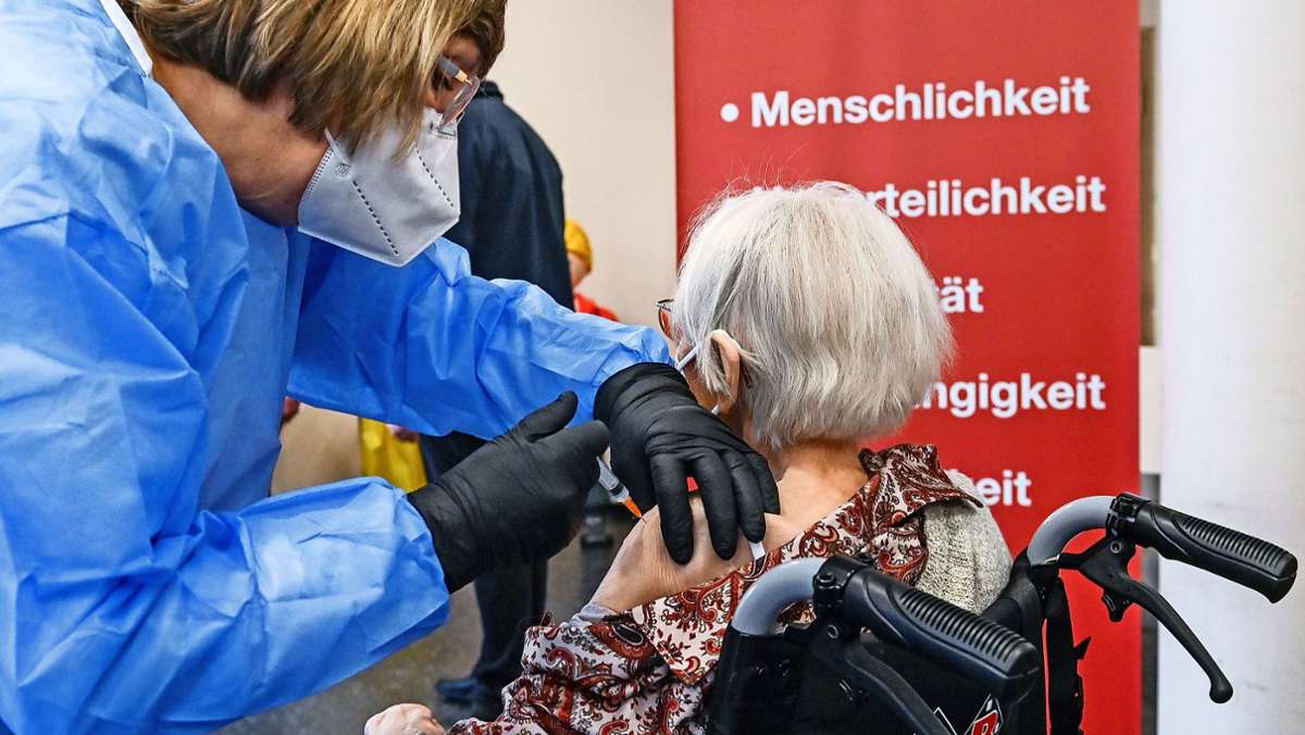  Senioren im betreuten Wohnen müssen ihre Coronaimpfung selbst vereinbaren und Zentren aufsuchen. So etwa im Haus Roser in Stuttgart-Feuerbach. 