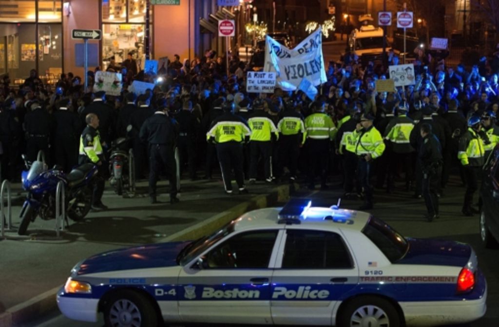 In Boston versucht die Polizei einen Protestmarsch aufzuhalten.