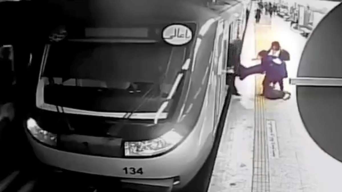 Vorwürfe gegen Sittenpolizei: 17-jährige Iranerin stirbt nach Vorfall in U-Bahn