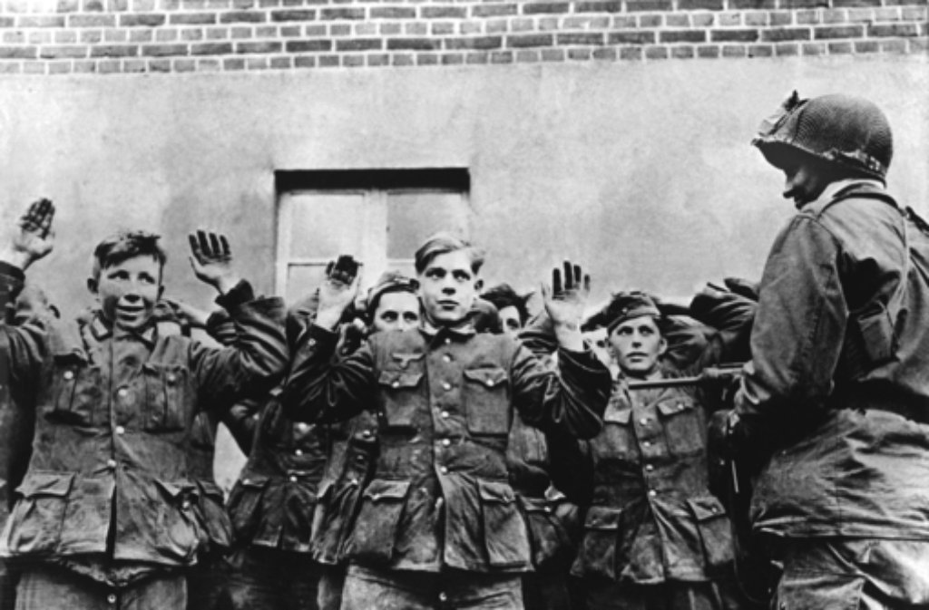 Gefangennahme von jugendlichen deutschen Soldaten durch amerikanischen Trupen.