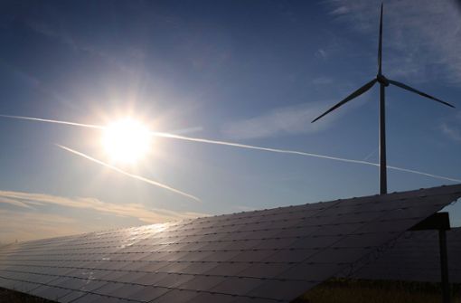 Strom aus Wind- und Sonnenkraft ist nachhaltig, aber genauso teuer wie Strom aus Gas oder Kohle. Foto: dpa/Karl-Josef Hildenbrand
