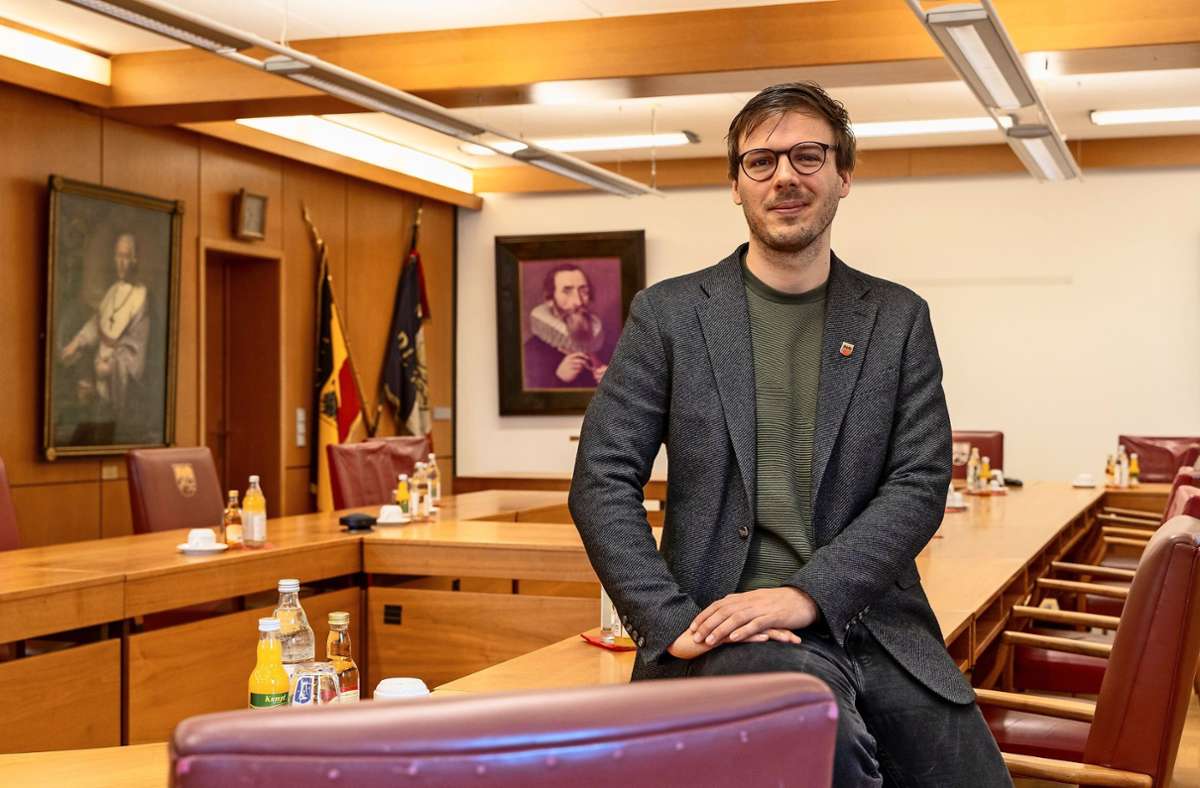 Leere Stühle:   Christian   Walter hofft, dass  er  mit     den         Mitarbeitern     bald  wieder    präsent      im Ratssaal    diskutieren    darf. Foto: Jürgen Bach
