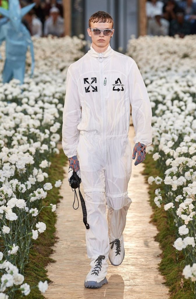 Maler und Lackierer oder Tatortreiniger? Was auch immer der Louis-Vuitton-Designer Virgil Abloh mit diesem Outfit im Sinn hatte – es ist angelehnt an den Trend „Utility Wear“ und „Worker’s Couture“.