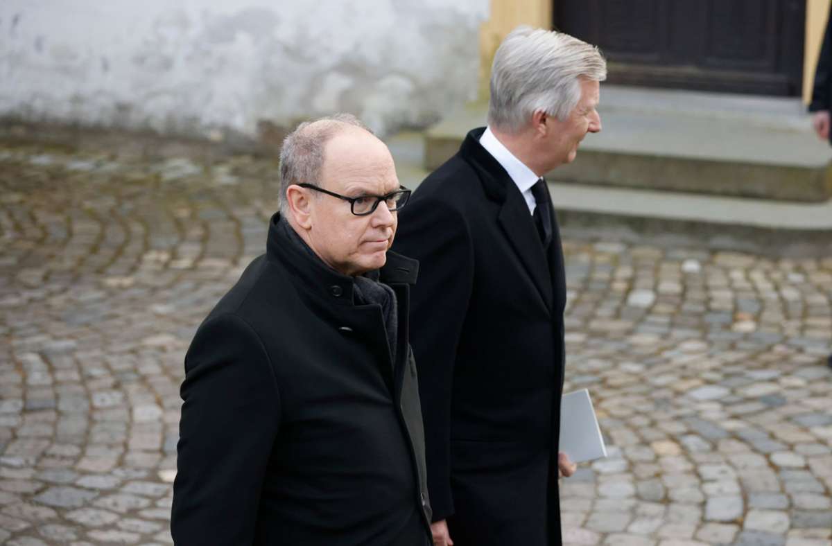 Fürst Albert von Monaco (vorn) und Belgiens König Philippe kommen zur Trauerfeier für Markgraf Max von Baden im Salemer Münster.
