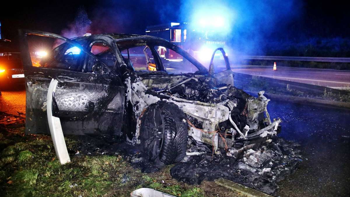 Feuer in Remshalden: Fahrzeug brennt vollständig aus