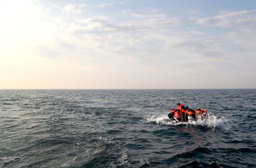 Migranten versuchen in einem völlig überfüllten Schlauchboot den Ärmelkanal in Richtung Großbritannien zu überqueren. Foto: dpa/Gareth Fuller