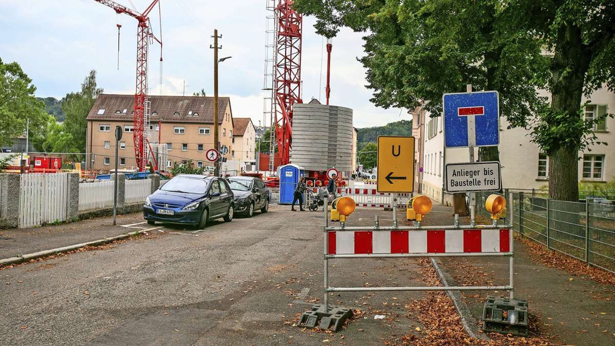  Die Rosenau, eine schmale Straße in Esslingen, wird zur Umleitungsstrecke. Laut Anwohnern fahren Autos mit viel zu hohem Tempo dort entlang. Die Stadt lässt sich Zeit mit einer Antwort. 