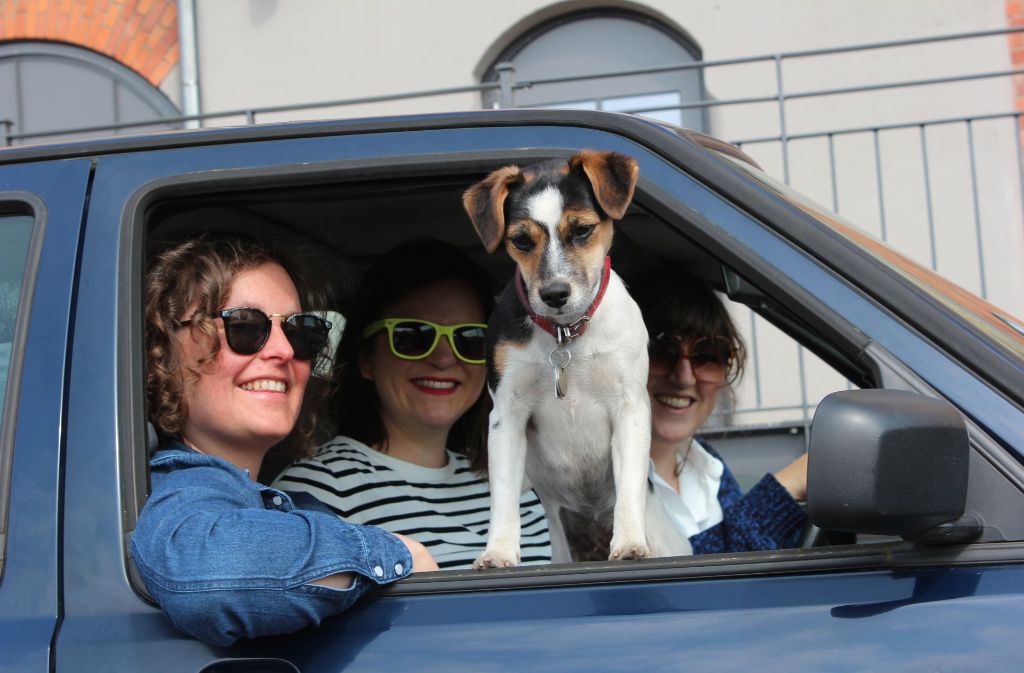 Eva Maisel, Anne Angert und Tina Ackermann (von links) – Hündin Ella ist bei der Reise nach Barcelona nicht dabei.
