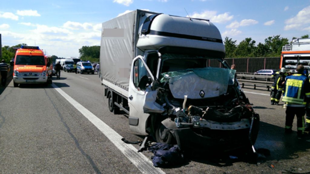 Bei Kirchheim: Schwerer Lkw-Unfall auf der A8