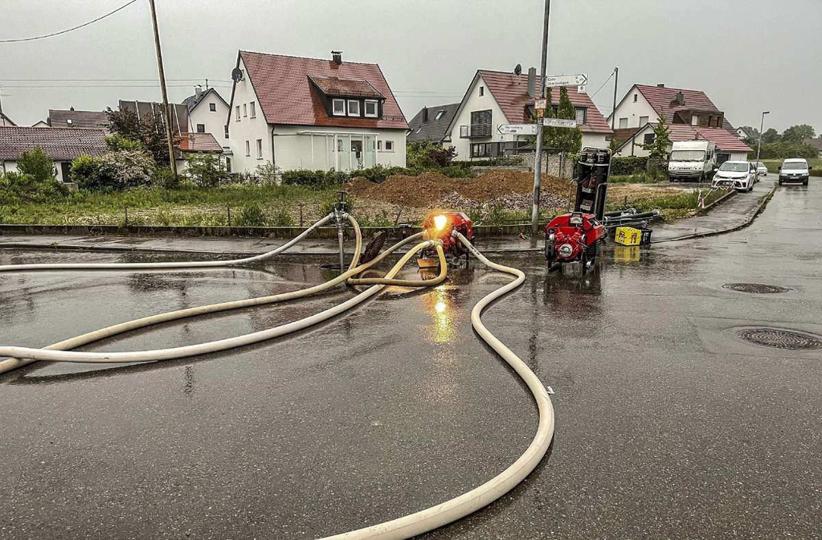 Die Feuerwehr Jettingen unterstützte mit einem Schlauchwagen, um den Wassertransport zu gewährleisten.