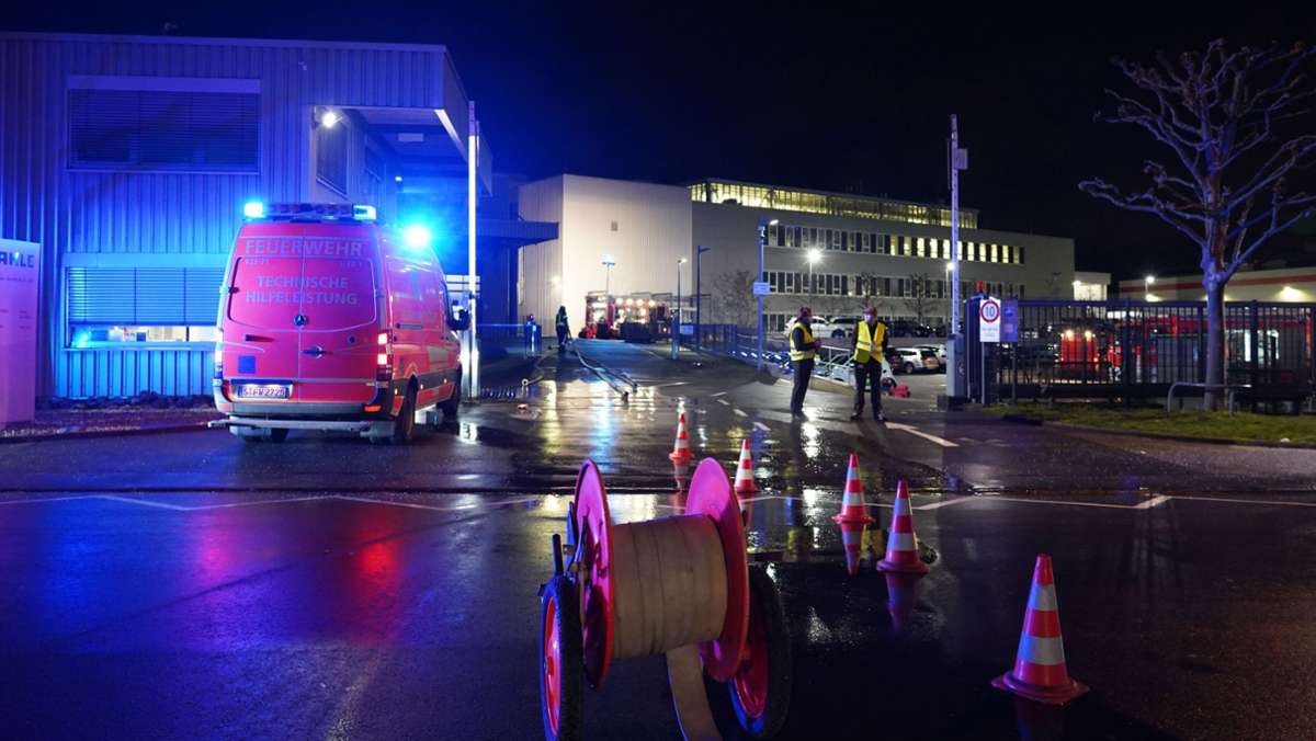 Brand in Stuttgart: Feuer bricht in Feuerbacher Firmengebäude aus