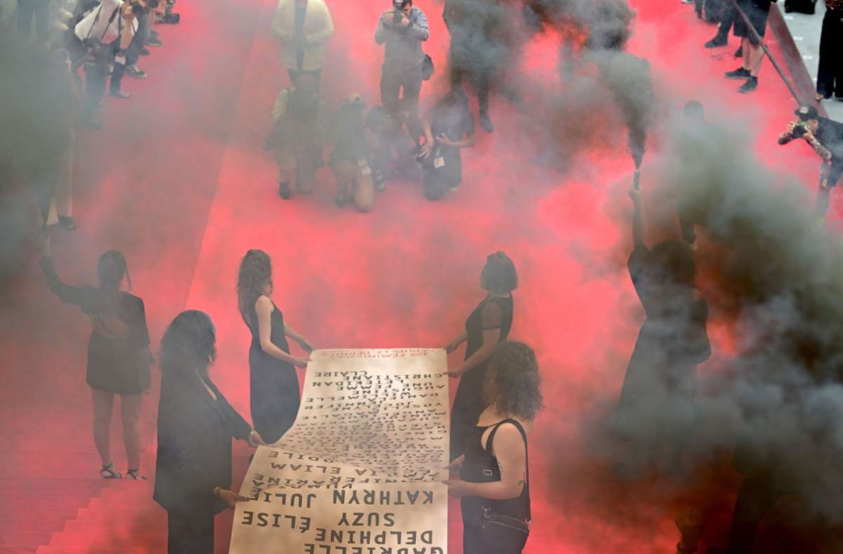 Wieder waren Aktivistinnen auf dem rote Teppich in Cannes. Foto: AFP/ANTONIN THUILLIER