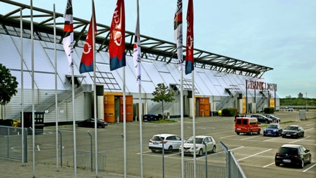 Notunterkunft in Stuttgart: Flüchtlinge ziehen in Messehalle