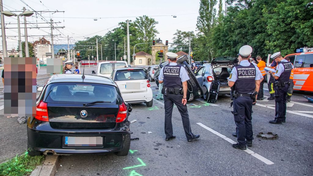  Die Nachricht lässt aufhorchen: Auf Stuttgarts Straßen sind noch nie so wenige Unfallbeteiligte verletzt worden wie im vergangenen Jahr. Dabei sind die durchschnittlich 70 Unfälle pro Tag nicht einmal ein Rekordtiefstwert. 