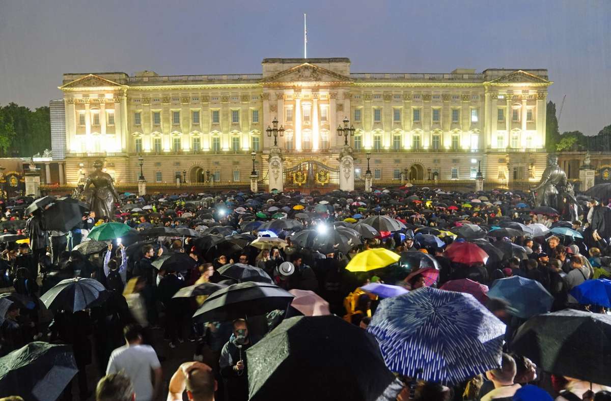 Am Abend kamen immer mehr Trauernde an den Buckingham-Palast.