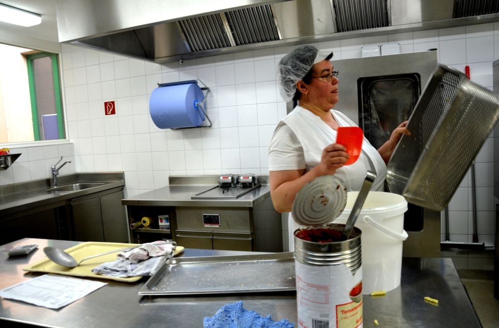 Die Portugiesin Gracenda Salgado arbeitet seit 20 Jahren in der Großküche. Für Küchenchef Olaf Hubert sind Hilfskräfte wie sie unentbehrlich.