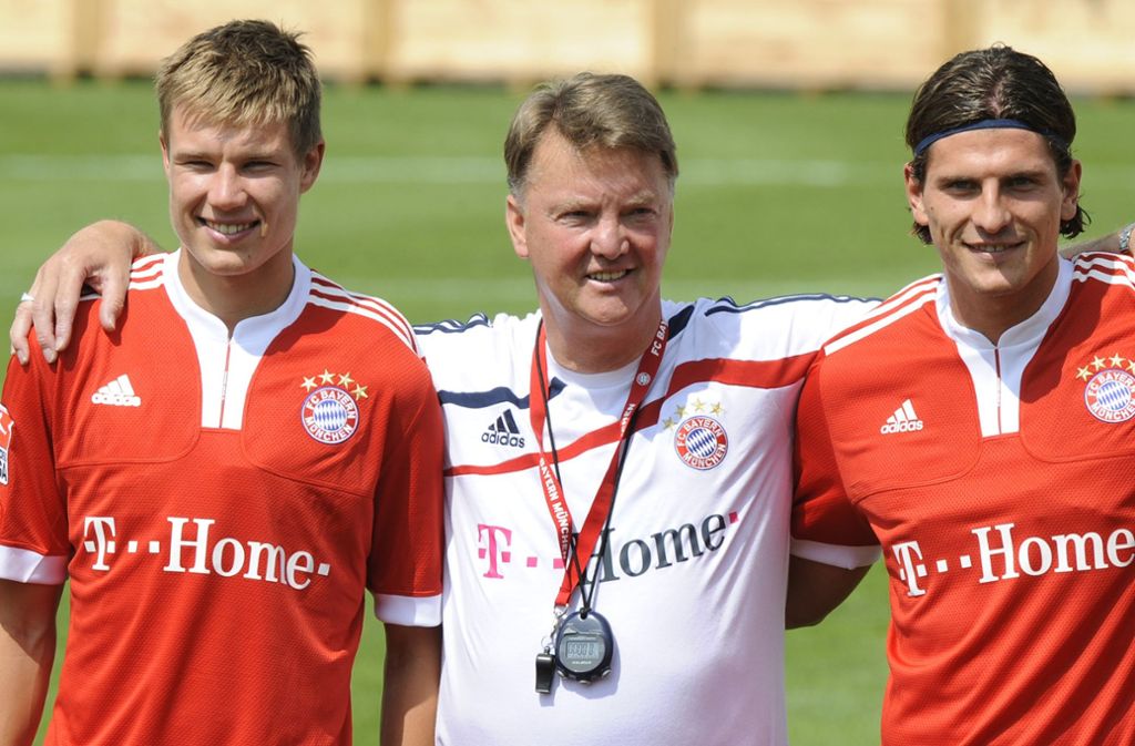 Im Sommer 2009 neu bei den Profis des FC Bayern München: Louis van Gaal mit Eigengewächs Holger Badstuber und Zugang Mario Gomez vom VfB Stuttgart